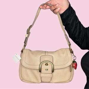 Vintage coach pebbled cream leather shoulder bag. NWT